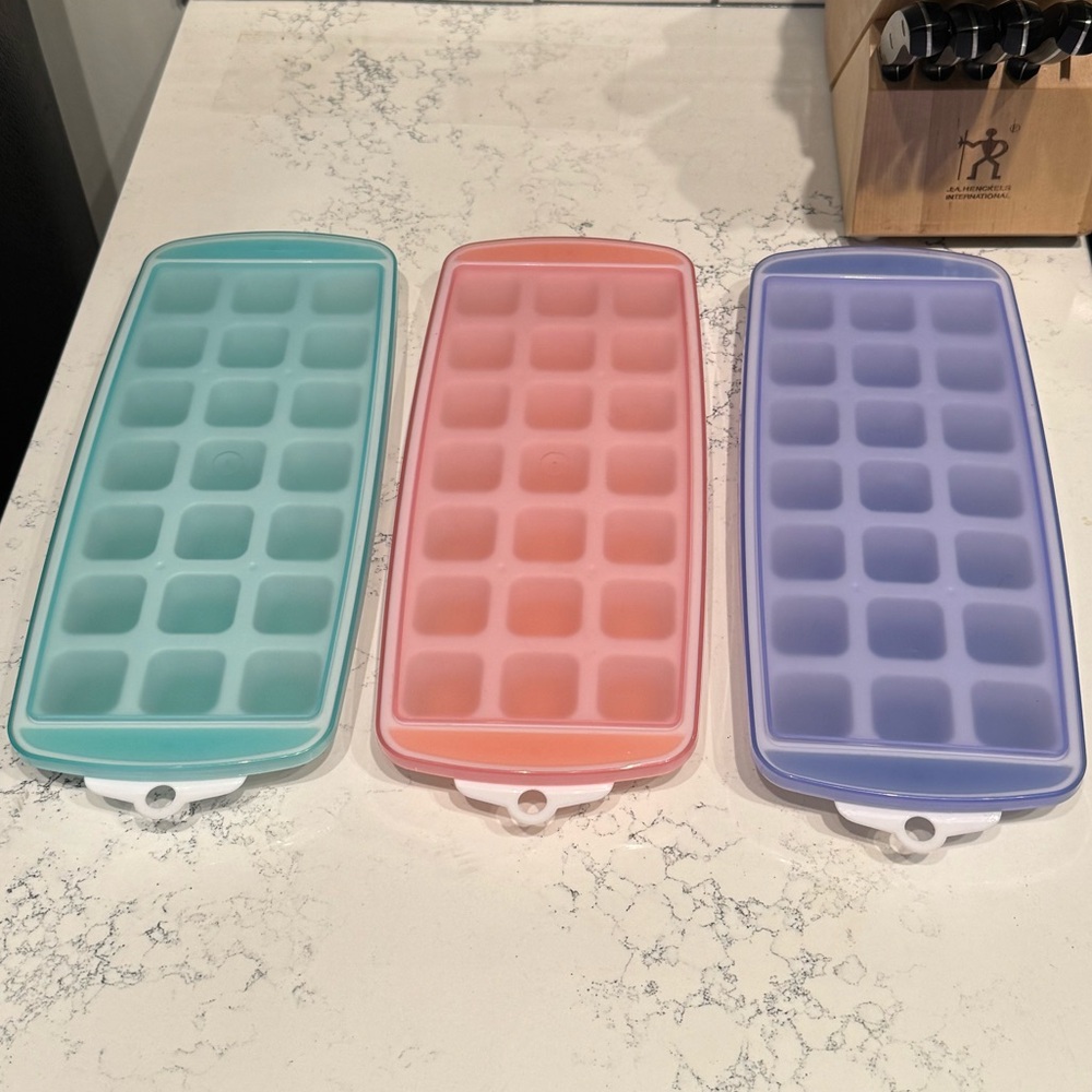 Set of 3 ice cube trays with lids